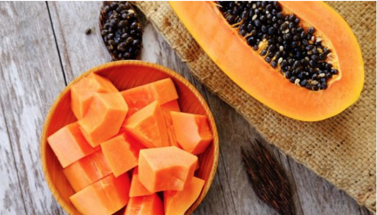 Ensalada Mediterránea con caballa en conserva y papaya tamaño puño.